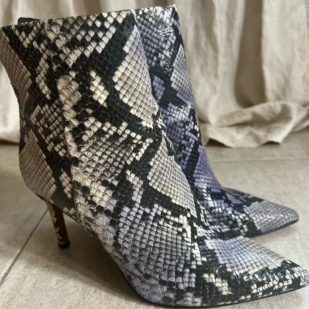 Kenneth Cole Riley 85 Simple Boot. - Picture 3 of 8